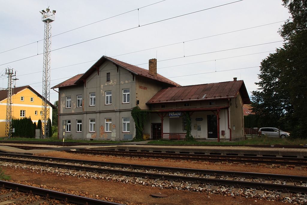 Aufnahmsgebäude des Bahnhof Holkov am 22.September 2018.