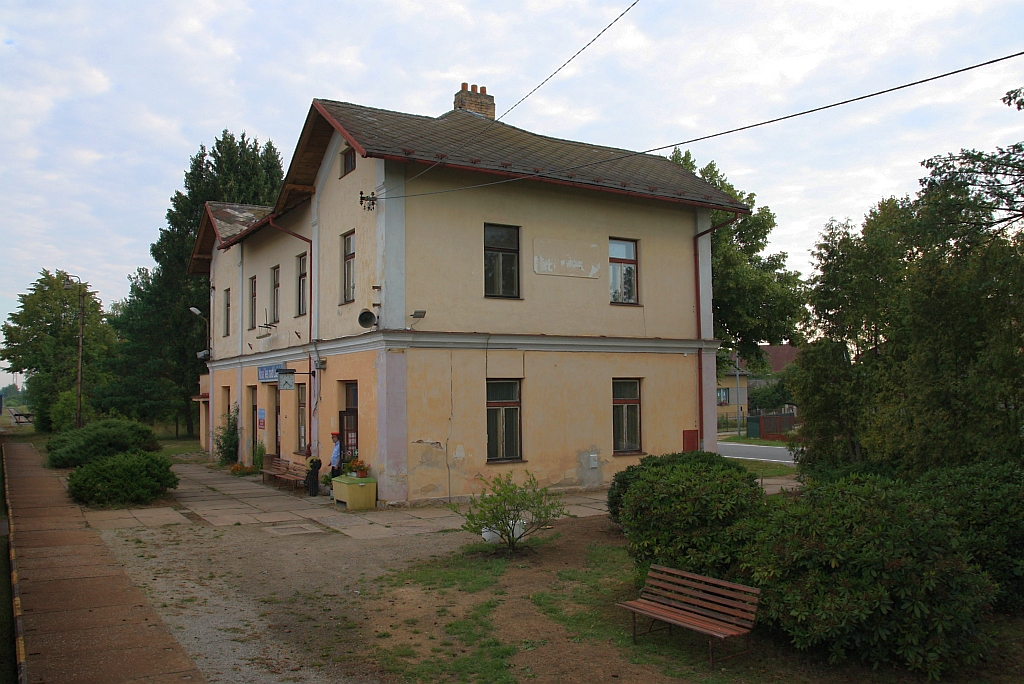 Aufnahmsgebäude des Bahnhof Nova Ves nad Luznice am Morgen des 04.August 2018. 
