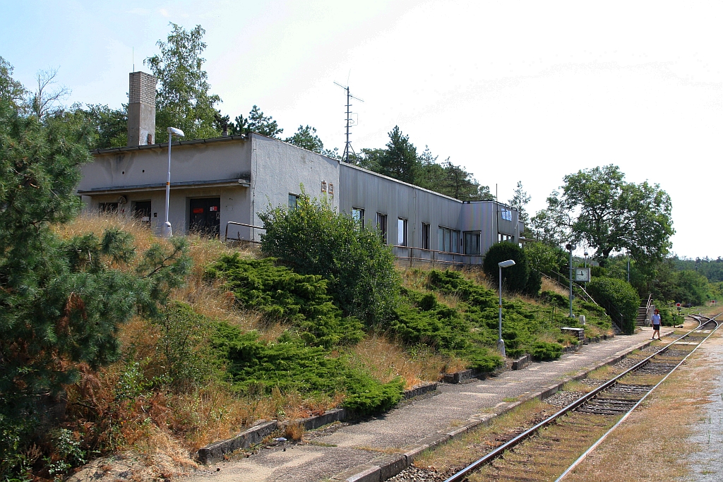 Aufnahmsgebäude des Bahnhof Raksice am 18.August 2018.