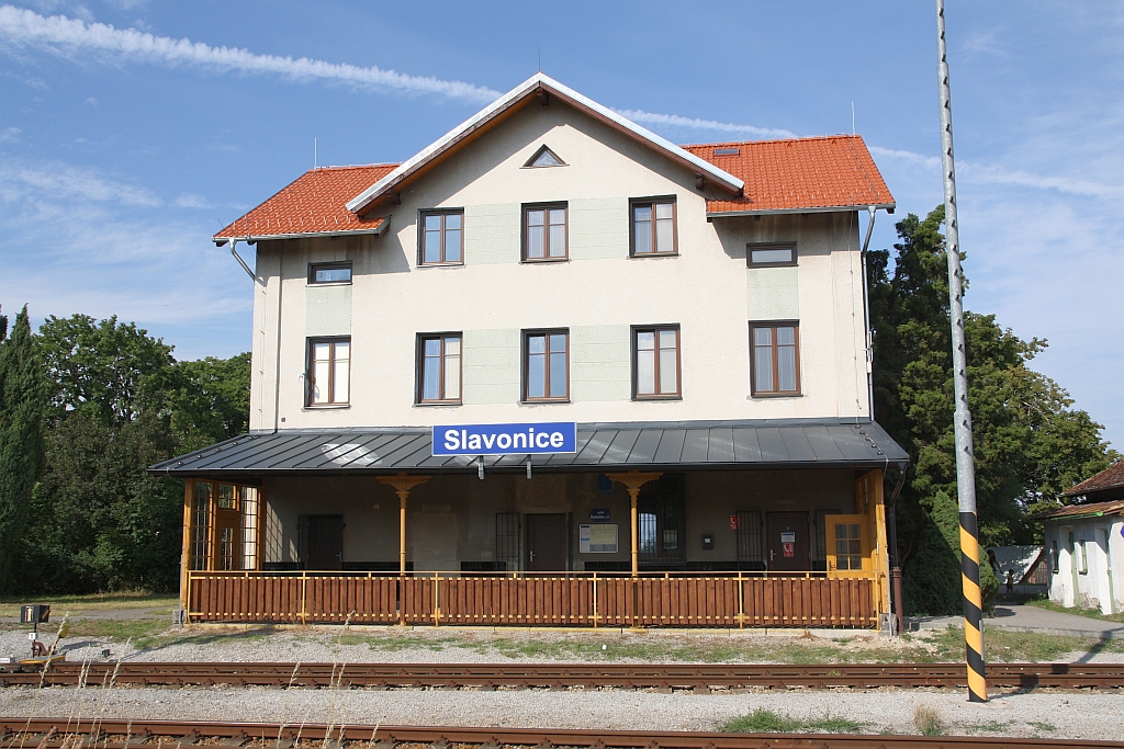 Aufnahmsgebäude des Bahnhof Slavonice am 29.Juli 2018.