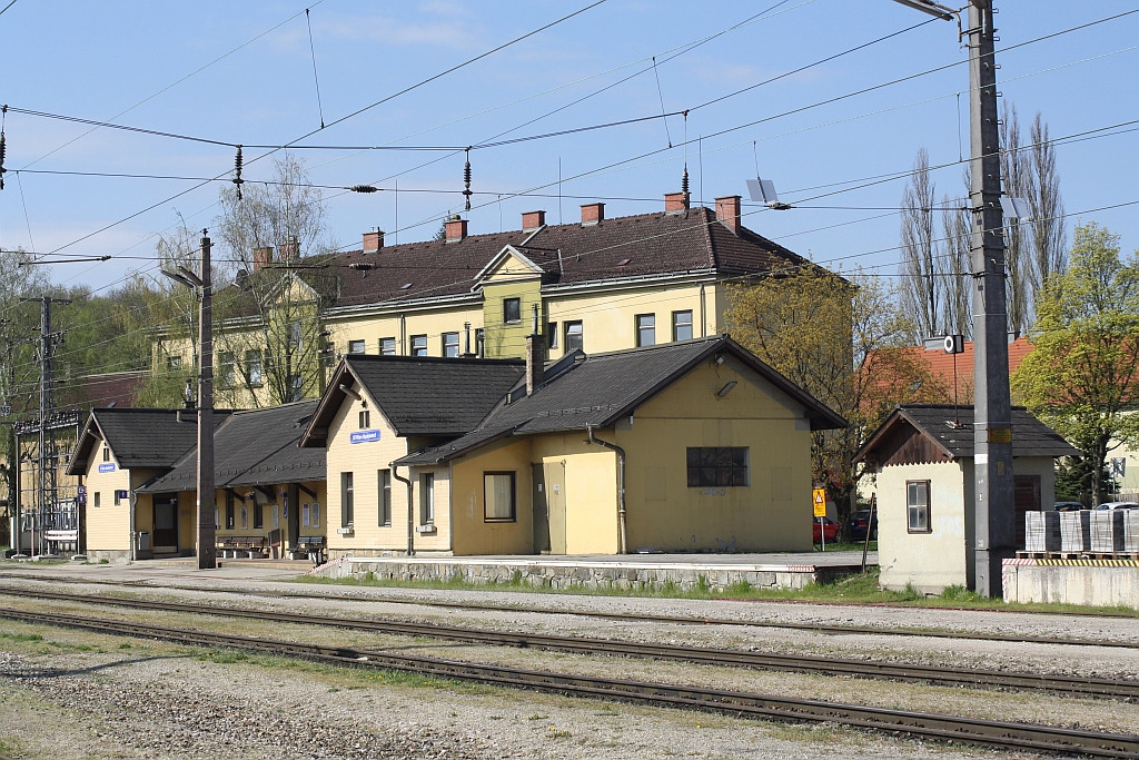 Aufnahmsgebäude des ehemaligen ÖBB- und nunmehrigen NÖVOG-Bahnhof St.Pölten Alpenbahnhof der Mariazellerbahn am 19.April 2015.
