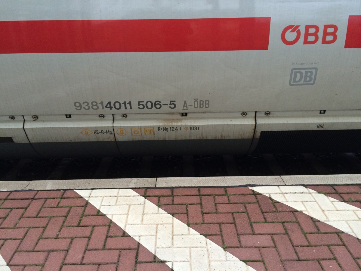 Aufschriften auf einem Endwagen eines ICE (3. Generation, 3. Serie).
Der Zug fuhr von Dresden Hbf nach Frankfurt am Main Flughafen Fernbahnhof.
Gesehen am 30.10.15 in Eisenach