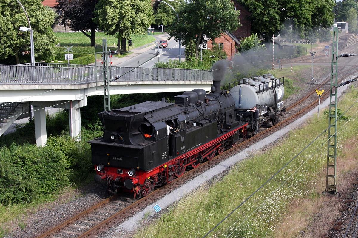 Auftanken für den nächsten Einsatz! - 78468 fährt mit ihrem Wasserwagen am 13.06.2014 in Lengerich zur Zapfstelle, um für die Fahrt am 14.6.2014 nach Bremen
gerüstet zu sein.