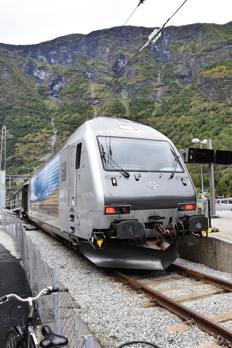 AURLAND (Provinz Sogn og Fjordane), 09.09.2016, Lok 18 2250 im Bahnhof Flåm, dem Beginn (oder Ende) der Flåmsbana am Aurlandfjord; diese Lok befindet sich am Ende eines Zuges, der sich in wenigen Minuten in das 900 m hoch gelegene Myrdal an der Bergenbahn aufmacht