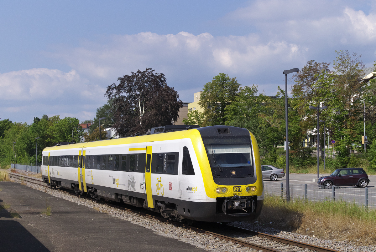 Aus dem 3 Löwentakt wurde  bwegt  oder überall trifft man alte Bekannte. 612 142 ist für uns ein alter Bekannter. Der  Wackel Dackel  lief bis 2014 auf der Rhein-Nahe Bahn auf der Relation Saarbrücken - Mainz (Frankfurt). Nachdem die Länderbahn mit VLEXX die Strecke übernahm war 612 124 einige Wochen (Dezember 2014) in Ensdorf Saar abgestellt. Danach ging es in den Süden Richtung Bodensee und Allgäu. Am 19.05.2018 trafen wir 612 142 in Oberfranken bei Oberkotzau. Hier ist er als RE Villingen - Rottweil unterwegs und erreicht gerade den Bahnhof Schwenningen Neckar. 08.07.2018