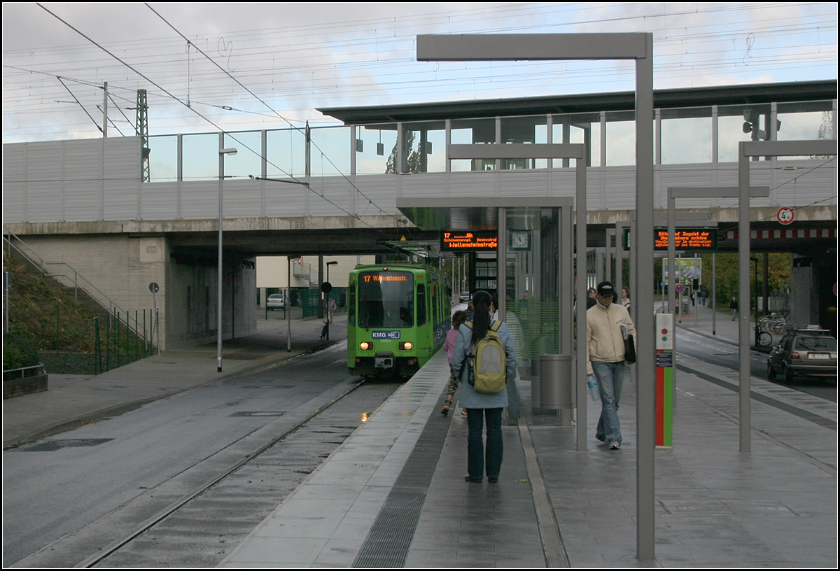 Aus dem Archiv -

Die 2006 neu gebaute Stadtbahnstation Linden / Fischerhof in Hannover-Ricklingen ersetzte zwei frühere Haltestellen. Durch die Lage an der Bahnstrecke in Richtung Paderborn konnte ein Verknüpfungspunkt zur S-Bahn geschaffen werden.

01.11.2006 (M)