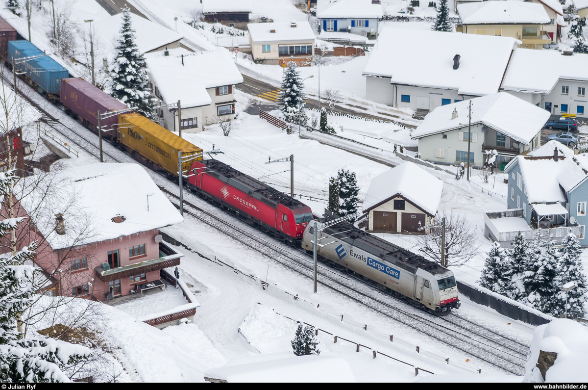 Aus dem Archiv...Gotthardbahn<br>
Am 7. Februar 2015 sind Crossrail 185 581 und eine weitere 185er mit einem UKV-Zug in Wassen unterwegs.