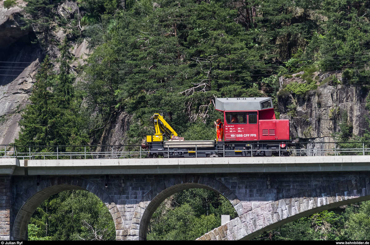 Aus dem Archiv...Gotthardbahn<br>
Tm 234 130 am 29. Juni 2015 auf der mittleren Meienreussbrücke bei Wassen auf Talfahrt.