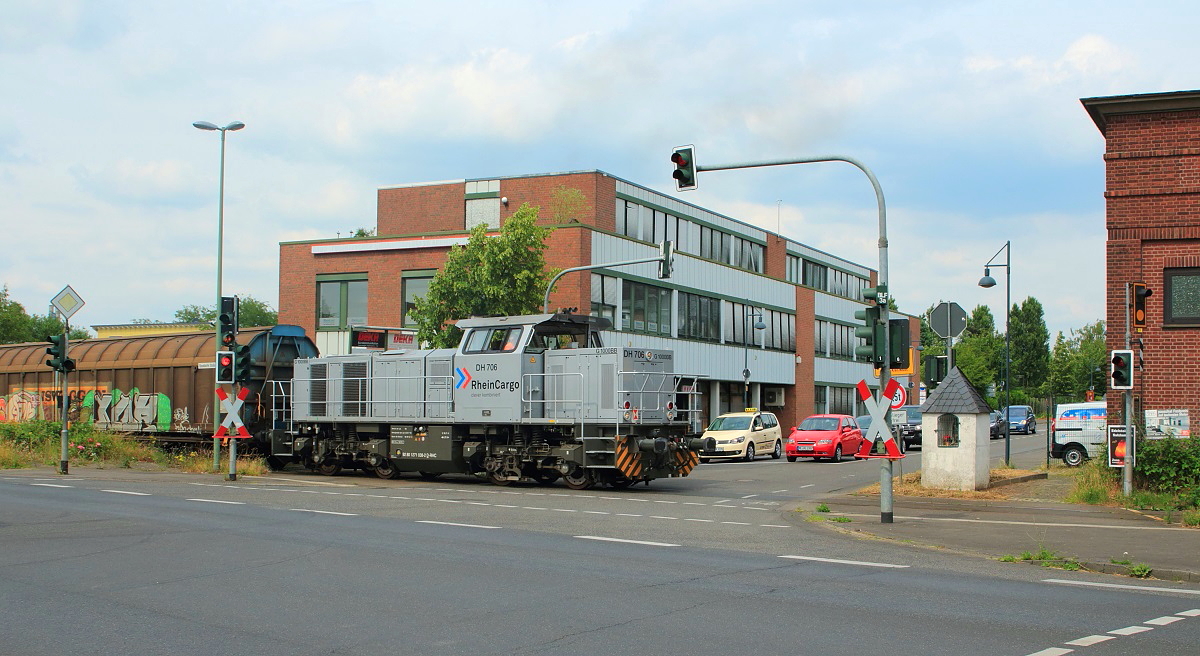 Aus dem Hafen Stürzelberg kommend überquert DH 706 am 18.06.2015 in Dormagen-St. Peter die Kreuzung der Bahnstraße mit der B 9. Über die stark befahrene B 9 hinweg zu fotografieren, ist übrigens ein besonderes  Vergnügen , Sekundenbruchteile nach dieser Aufnahme raste ein LKW durchs Bild.
