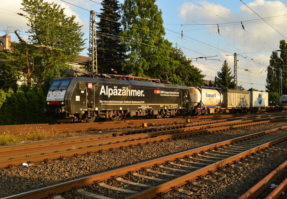 Aus dem Odenkirchener Abzweig kam am Abend des 29.8.2016 gerade die 189 115 von SBB Cargo mit einem KLV, hier ist sie auf Gleis1 des Rheydter Hbf zu sehen. 