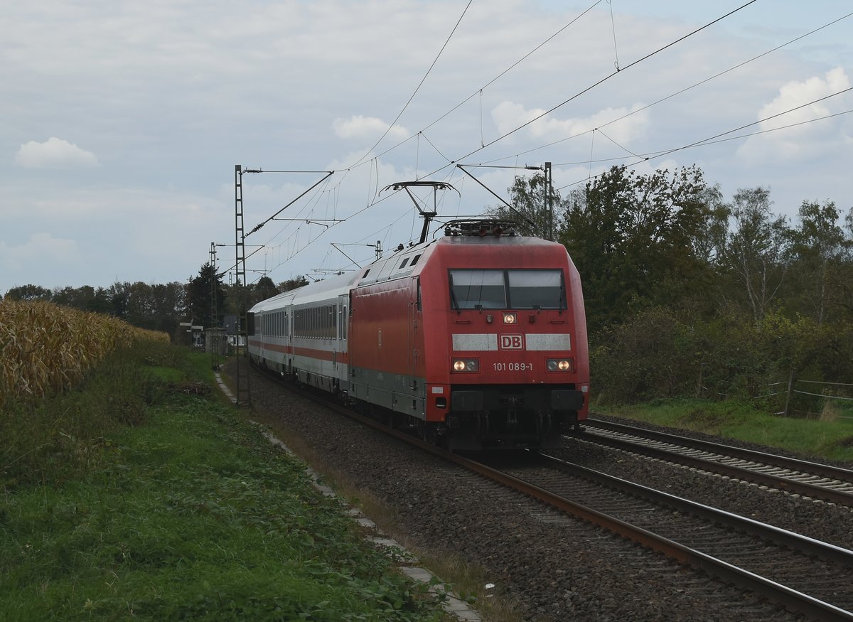 Aus Fehmarn Burg kommt IC 2413 gezogen von der 101 089-1 mit 8min. Verspätung in Kaarst Broicherseite am Samstag den 15.9.2018 vor mein Objektiv gefahren auf seinem Weg nach Köln Hbf. 