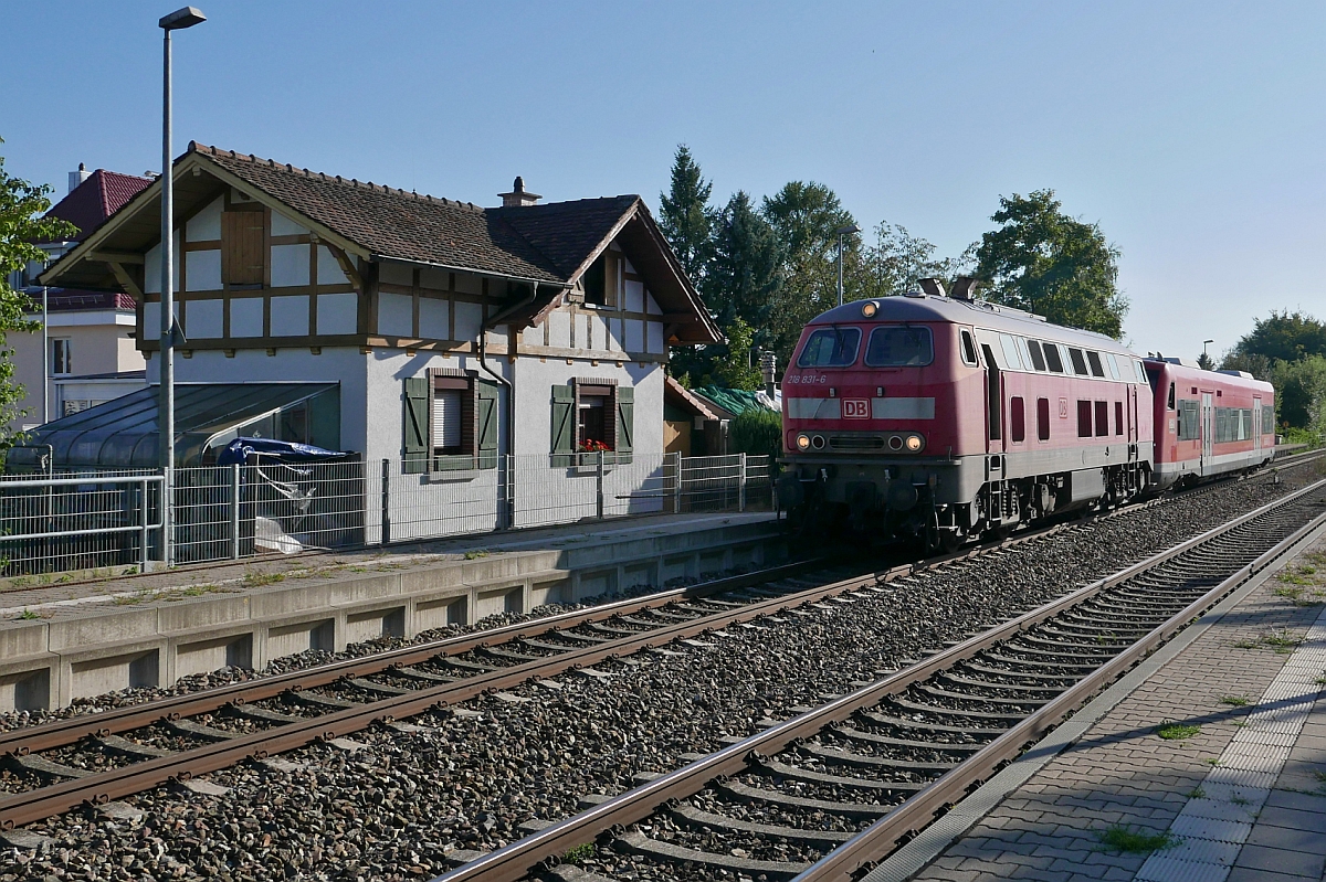 Aus Friedrichshafen Gbf kommend schleppt 218 831-6 den 650 024 auf der Fahrt Richtung Ulm am 22.08.2017 durch die Haltestelle Friedrichshafen Löwental.