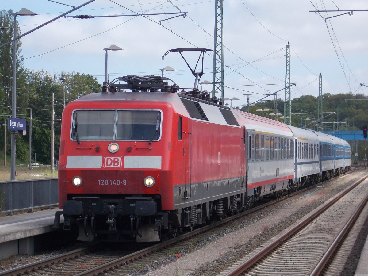 Aus fünf Wagen bestand der Ersatzpark für den EC 378 Binz-Praha hl.n,am 24.Mai 2015,als Dieser von 120 140 in Bergen/Rügen eintraff.