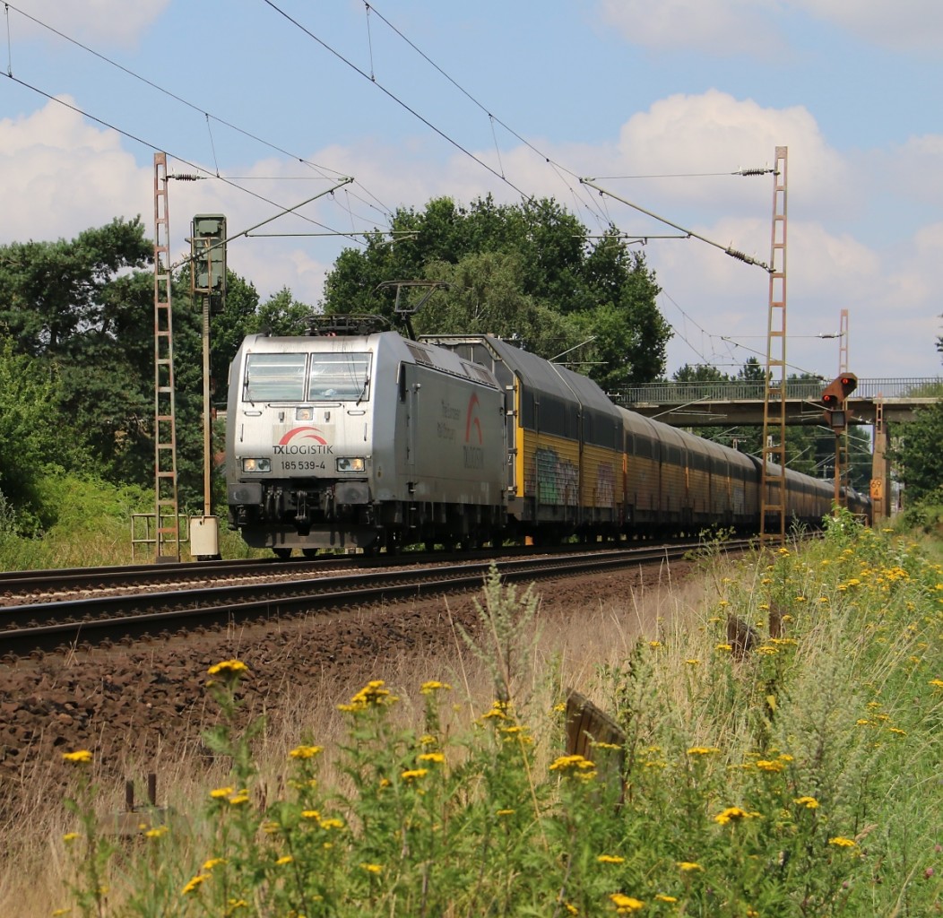 Aus der Gegenrichtung kam die Schwesterlok des gleichen Unternehmens, die 185 539-4 mit geschlossenen ARS-Autotransportwagen. Aufgenommen bei Eystrup am 22.07.2014.