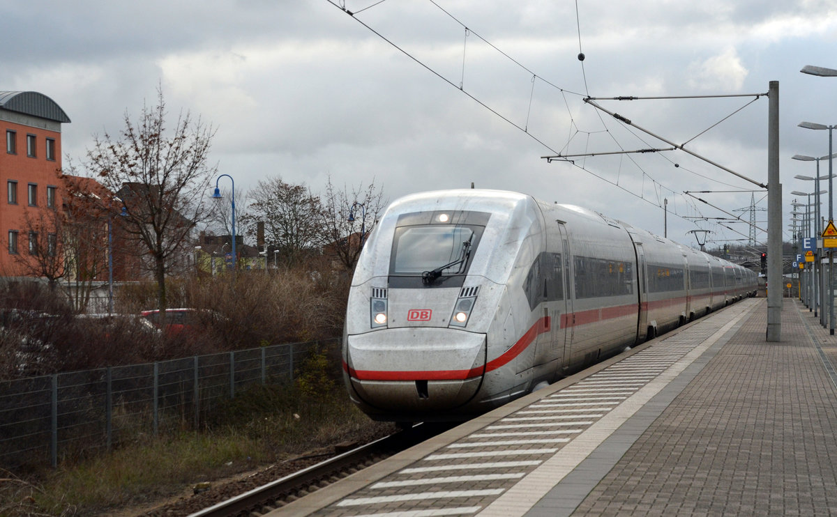 Aus München kommend war dieser ICE der Baureihe 412 unterwegs nach Berlin. Am 30.12.18 passiert er als ICE 692 den Bahnhof Bitterfeld.