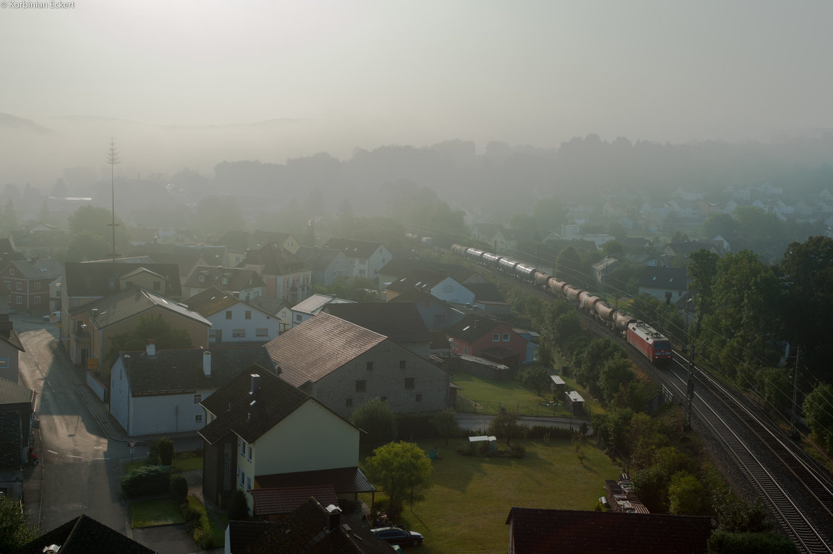 Aus einer nahezu mystischen Stimmung tauchten aus dem Gegenlicht aus Richtung Ingolstadt immer wieder Züge auf. Mehrere Minuten konnte man die Güterzüge dabei schon durchs Altmühltal fahren hören, bis sie dann bei Dollnstein aus dem Nebel auftauchten. So wie 152 104-6 mit dem EZ 51776 Richtung Treuchtlingen, 24.09.2016