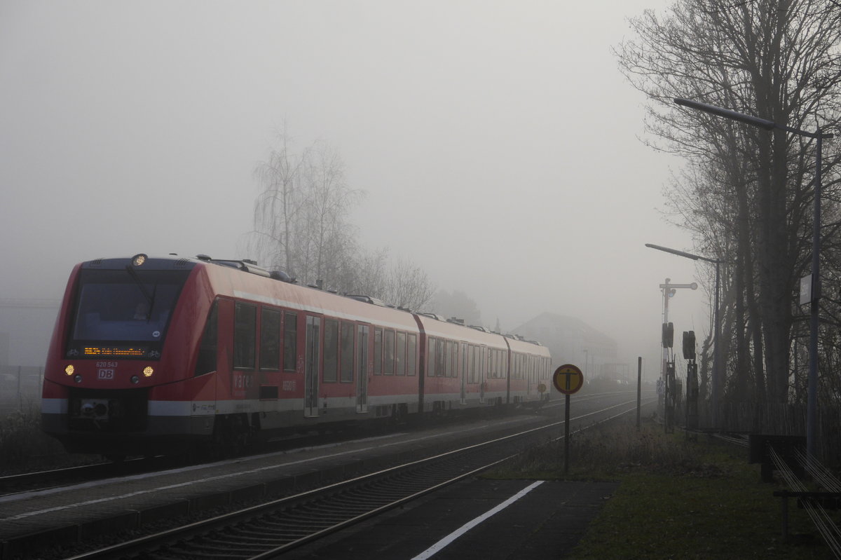 Aus nebligem Gegenlicht taucht 620 043, ein ehemaliger 622, als RB 24 im Bahnhof Satzvey auf (3.12.16).