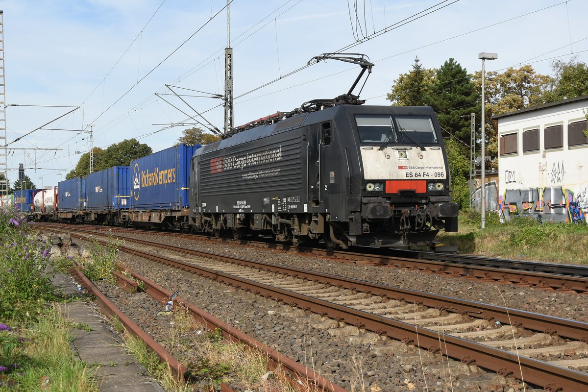 Aus den Niederlanden kommend ist hier die SBB Cargo ES64 F4-096 samt einem Klv in Rheydt Hbf und zweigt jetzt gleich gen Odenkirchen ab. Sonntag den 16.9.2018