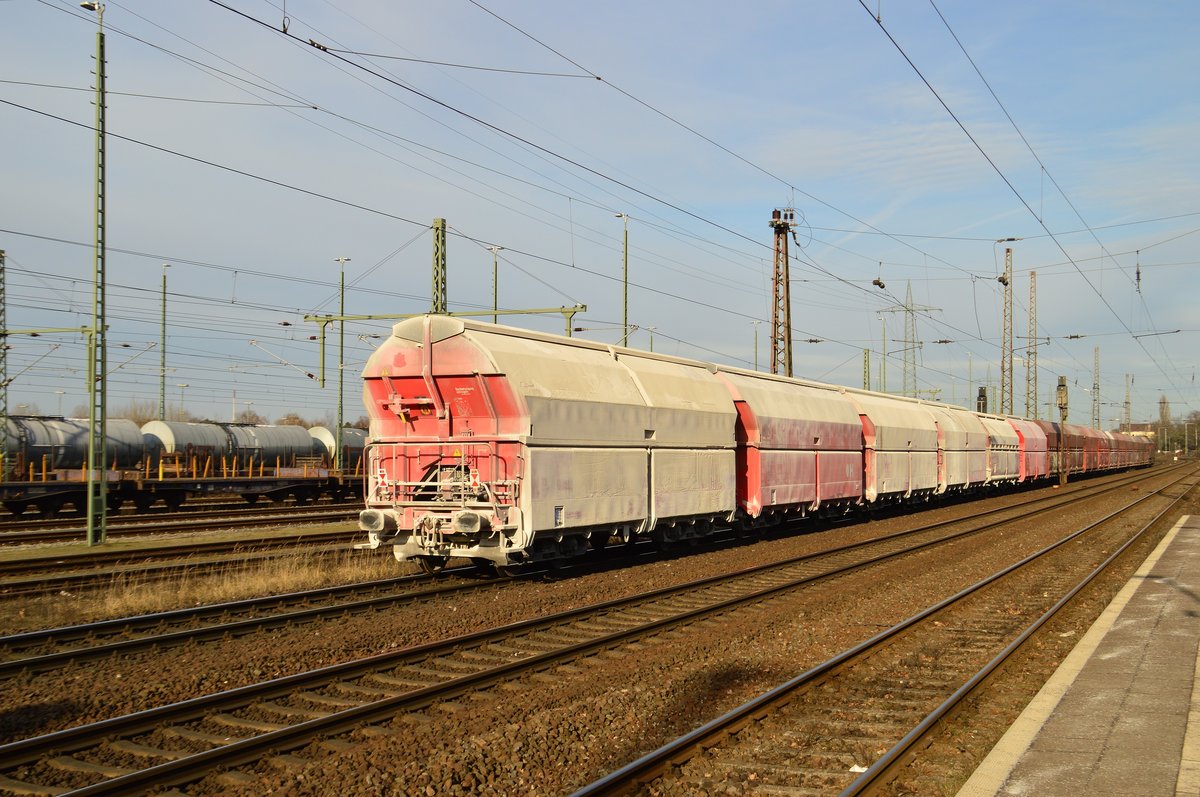 Aus Rhodenhaus hollte eine Ludmilla diesen Kalkzug am Samstag den 28.1.2017, Foto vom Bahnsteig in Duisburg Bissingheim. 28.1.2017