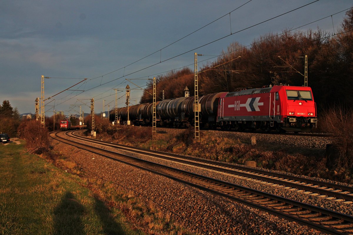 Aus Richtung Freiburg Hauptbahnhof fuhr am 22.12.2015 die Alpha Trains/RheinCargo 2065 (185 630-1)  HGK  mit einem Kesselzug beim Abzweig Leutersberg in Richtung Schweizer Grenze.
