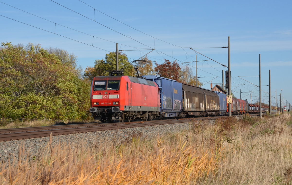 Aus Richtung Köthen kommend rollte 145 032 mit einem gemischten Güterzug am 31.10.18 durch Braschwitz Richtung Halle(S).