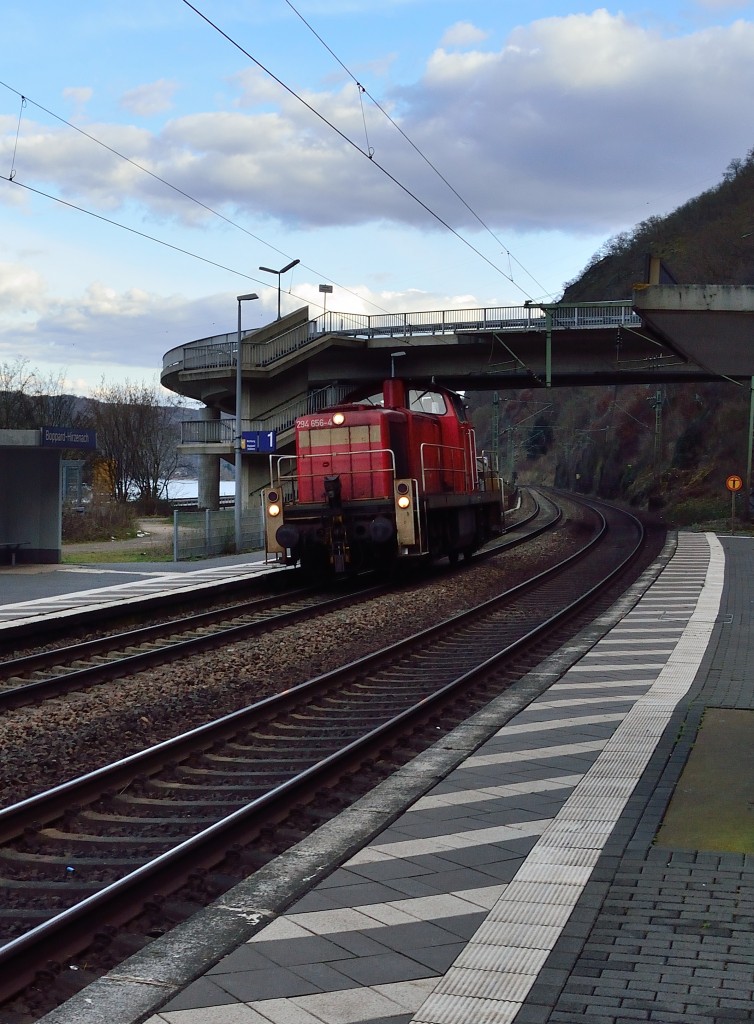 Aus Richtung Oberwesel kommend fährt hier die 294 656-4 durch Boppard Hirzenach in Richtung Koblenz. 4.3.2014