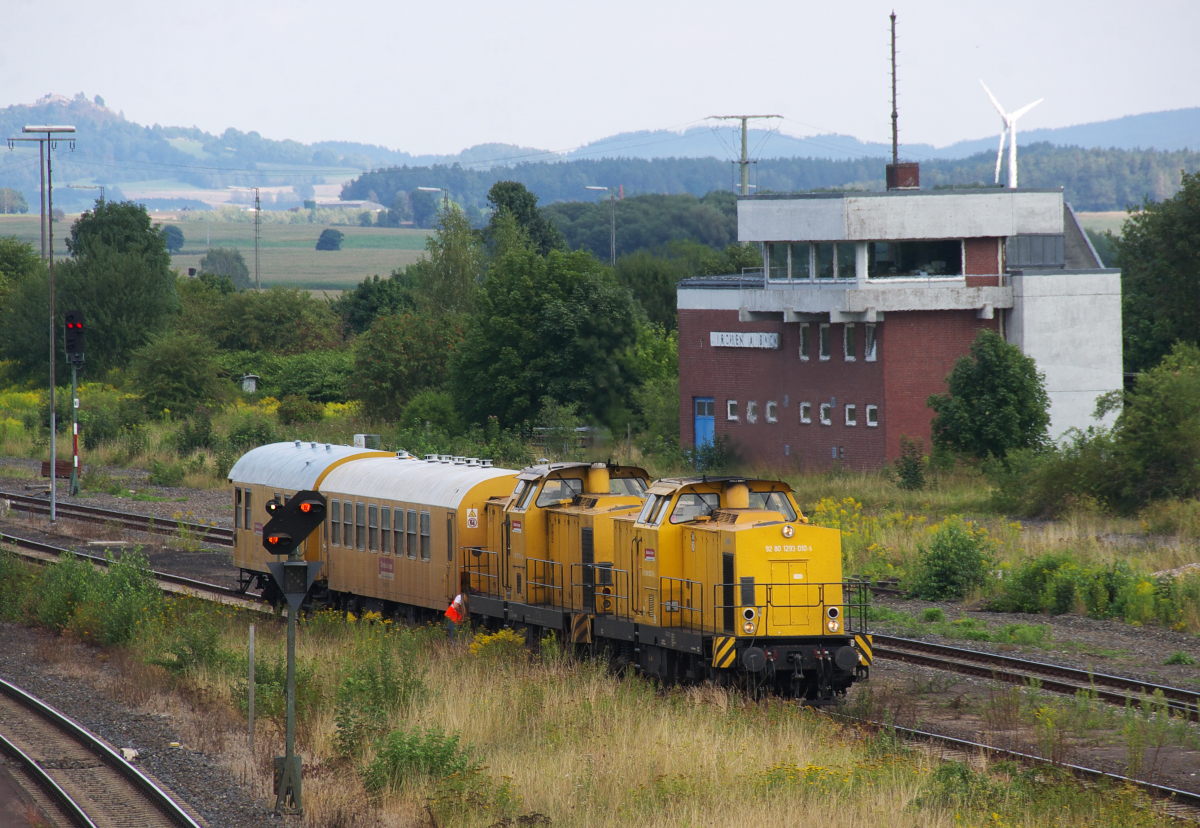 Aus Richtung Weiden haben 293 010-5 und 293 011-3 ihre beiden Bauwagen nach Kirchenlaibach gebracht. Gleich werden die Maschinen auf die andere Wagenseite umsetzen. 21.08.2015