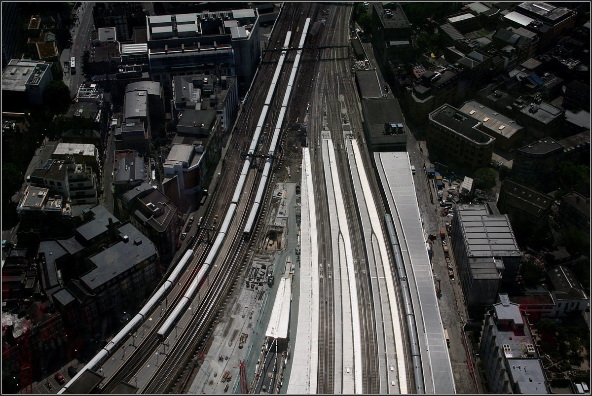 Aus der Vogelschau -

Bahnhof London-Bridge. Teils Durchgangsbahnhof (links), teils Kopfbahnhof (rechts).

01.07.2015 (M)