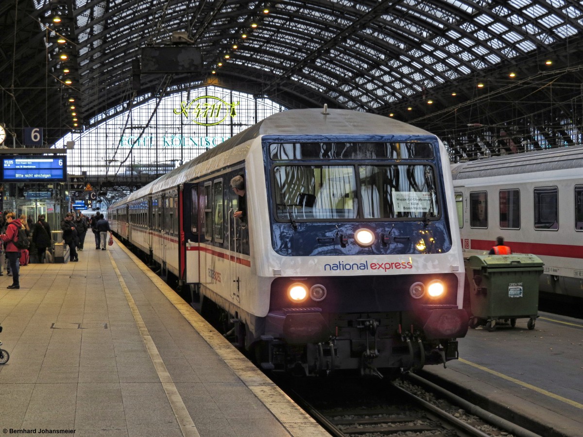 Aus Wuppertal ist der NX Ersatzzug auf der RB 48 im Kölner Hbf eingetroffen. Der Steuerwagen wurde extra in National Express Farben umlackiert, die mittleren Wagen sind von Integro übernommen wurden und waren schon zuvor in fast passender Farbgebung unterwegs, sodass nur einige Ergänzungen nötig waren. Der Zug sorgte in den ersten Tagen immer wieder für verwunderte Blicke von Fahrgästen, bei der Einfahrt in die Bahnhöfe. Dezember 2015