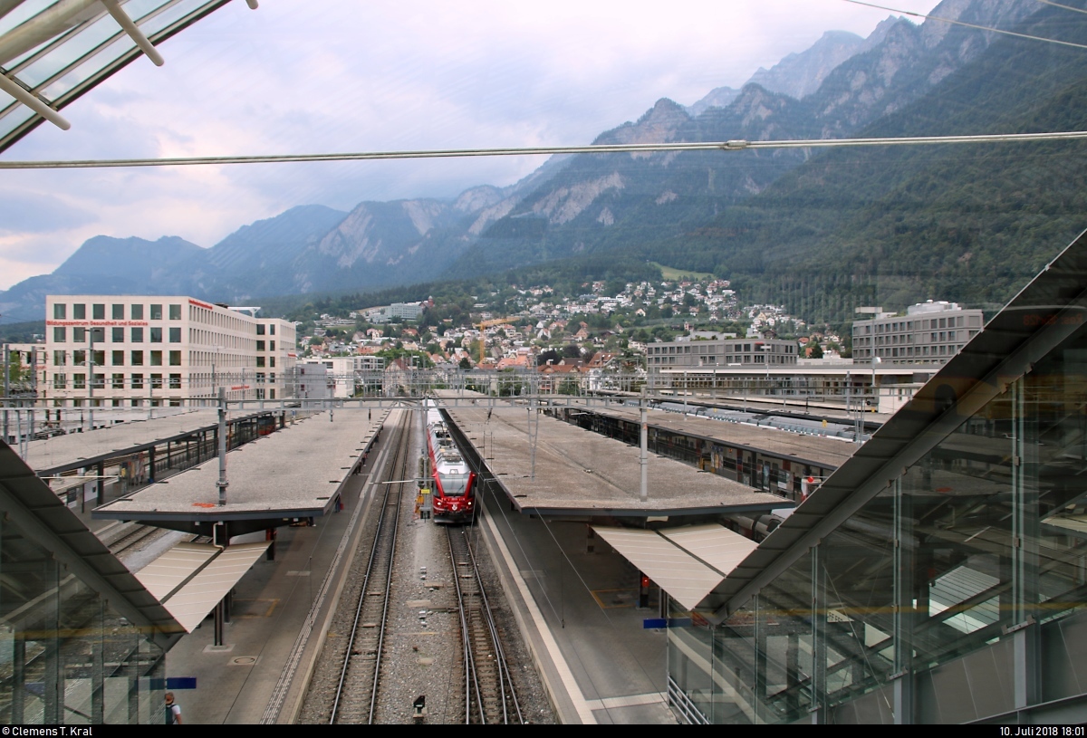 Ausblick von der Postautostation auf den Bahnhof Chur (CH) mit umgebender Landschaft.
[10.7.2018 | 18:01 Uhr]