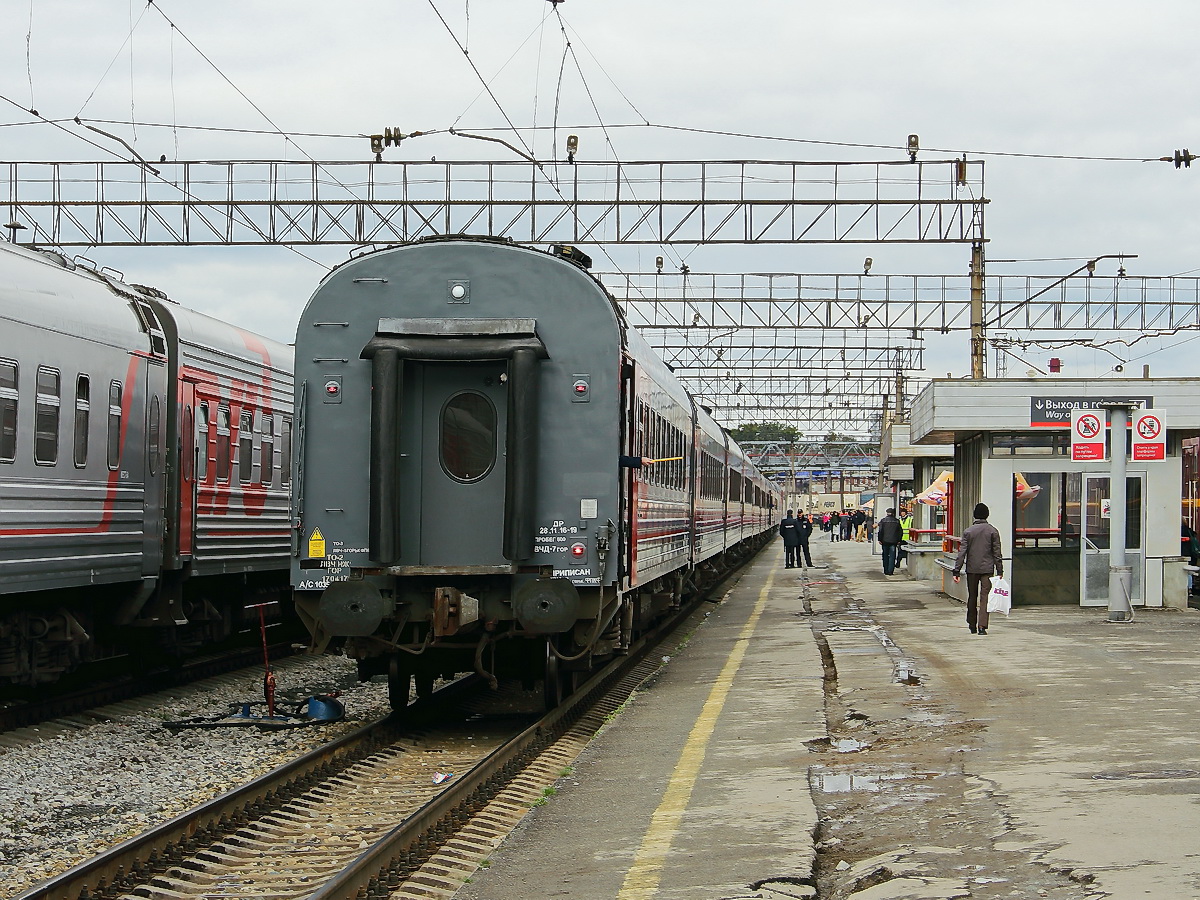 Ausfahrender Personenzug aus dem Bahnhof Jekaterinburg am 12. September 2017. Zu beachtenden ist der gelbe Signalstab der  Schaffnerin im letzten Wagon.