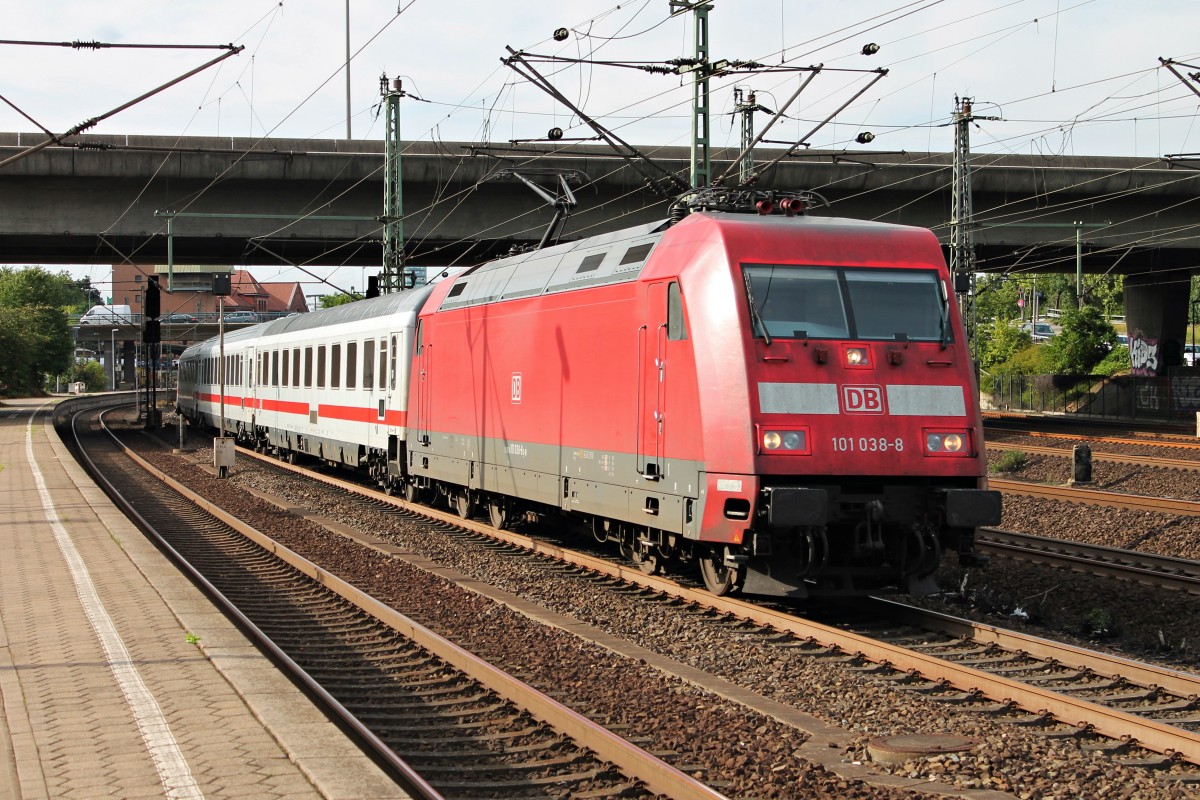 Ausfahrt von 101 038-8 am 13.08.2014 mit einem InterCity in Haburg gen Süden.
