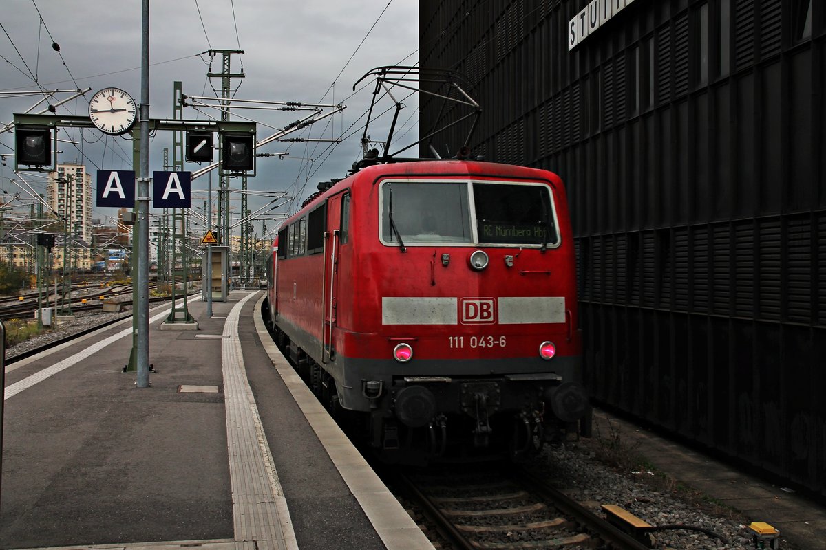 Ausfahrt von 111 043-6 am 06.11.2015 mit ihrem RE (Stuttgart Hbf - Nürnberg Hbf) aus dem Startbahnhof in Richtung Bayern.