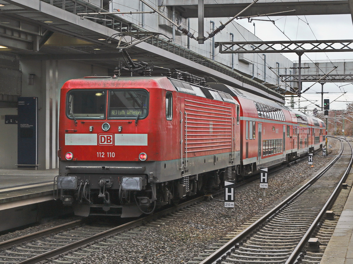 Ausfahrt 112 110 als Schublok für den RE 5 nach Lutherstadt Wittenberg am 25. Dezember 2018 aus den Bahnhof Berlin Südkreuz.
