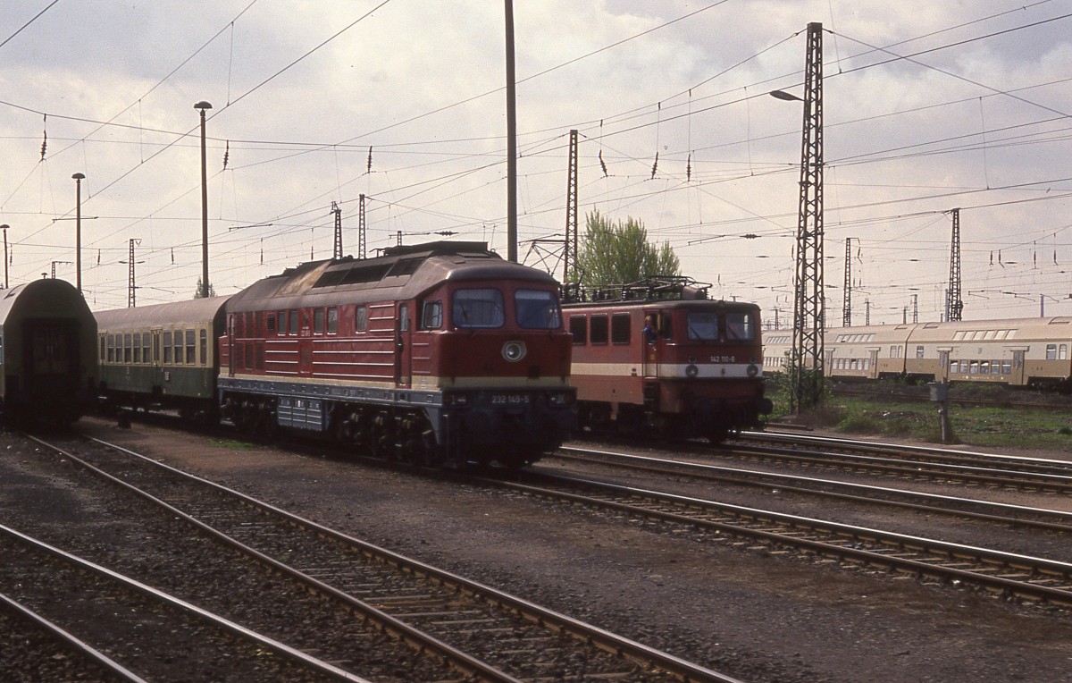 Ausfahrt der 232149 mit einem D in Richtung Leipzig aus dem HBF Halle am 14.4.1991.
Im Hintergrund steht auf dem Bild in gleicher Fahrtrichtung 142110.