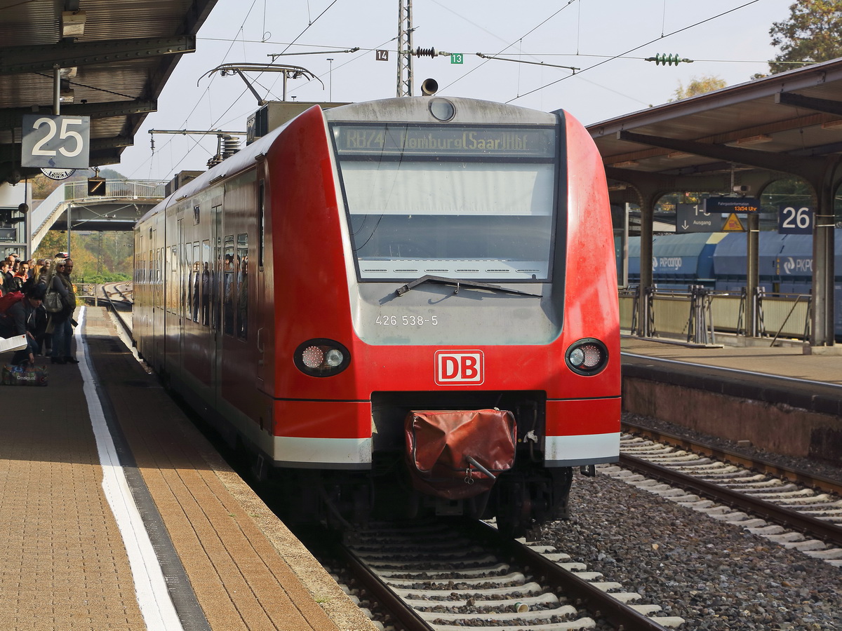Ausfahrt 426 038-6 mit 426 538-5 der DB als RB 74 nach Homburg (Saar) Hbf aus den Hauptbahnhof Neunkirchen (Saar) am 19. Oktober 2018.