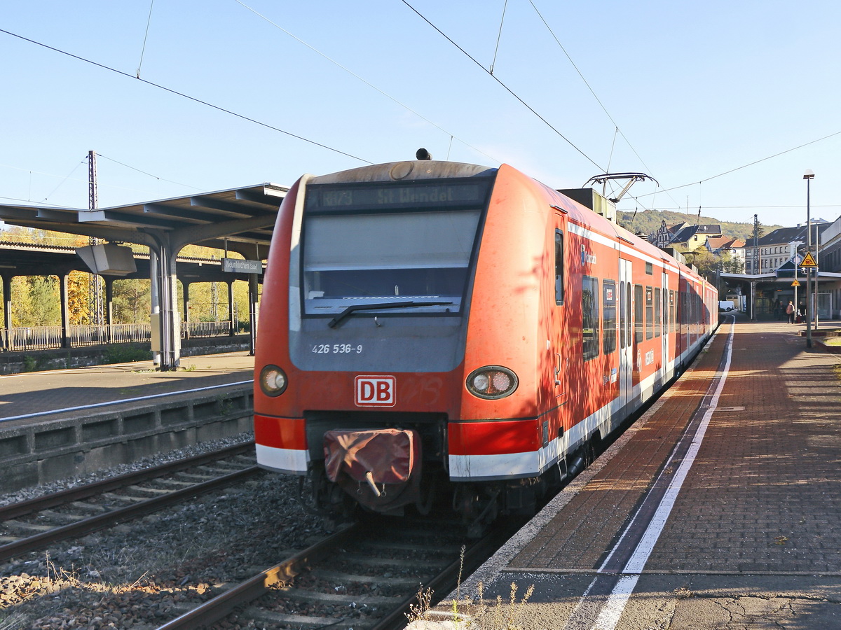 Ausfahrt 426 536-9 mit 426 521-1 als RB 73 nach St. Wendel aus den Hauptbahnhof Neunkirchen am 22. Oktober 2018.

