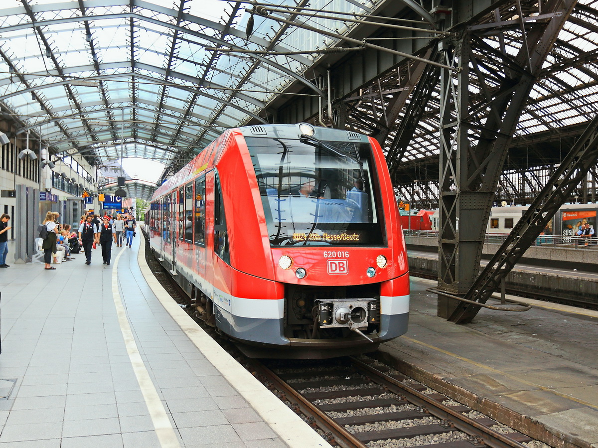 Ausfahrt 620 016 als RB 24 nach Köln / Deutz am 29. Juli 2017 aus dem Hauptbahnhof von Köln.