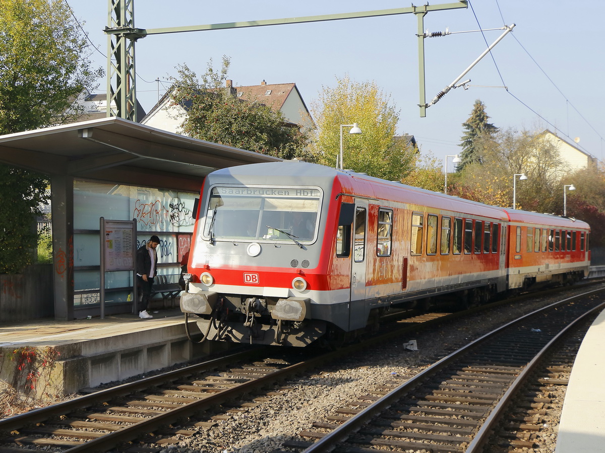 Ausfahrt 928 465-3 (9580 0 928 465-3 D-DB ABD) aus den Bahnhof Gennweiler (Pfalz) in Richtung Saarbrücken am 19. Oktober 2018.

