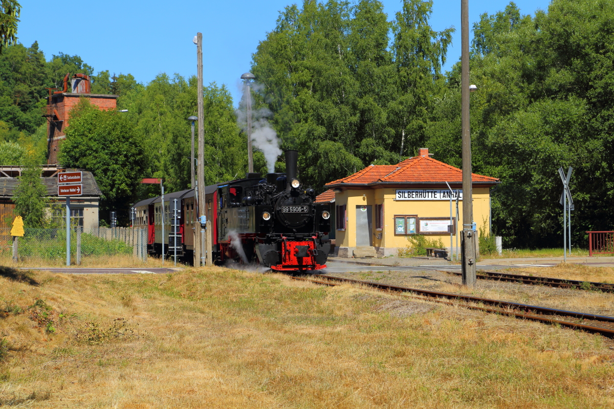 Ausfahrt von 99 5906 mit Jubiläumssonderzug am 07.07.2018 aus dem Haltepunkt Silberhütte (Anhalt). (Bild 1) Die Ausfahrt erfolgt langsam, denn sie wird nach wenigen 100 Metern wieder anhalten, um die Foto- und Filmfreunde wieder aufzunehmen.