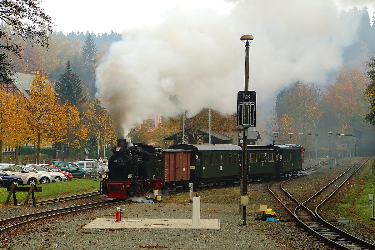 Ausfahrt von 99 6101 mit IG HSB-Sonderzug am 18.10.2014 aus dem Bahnhof Alexisbad. (Bild 1)