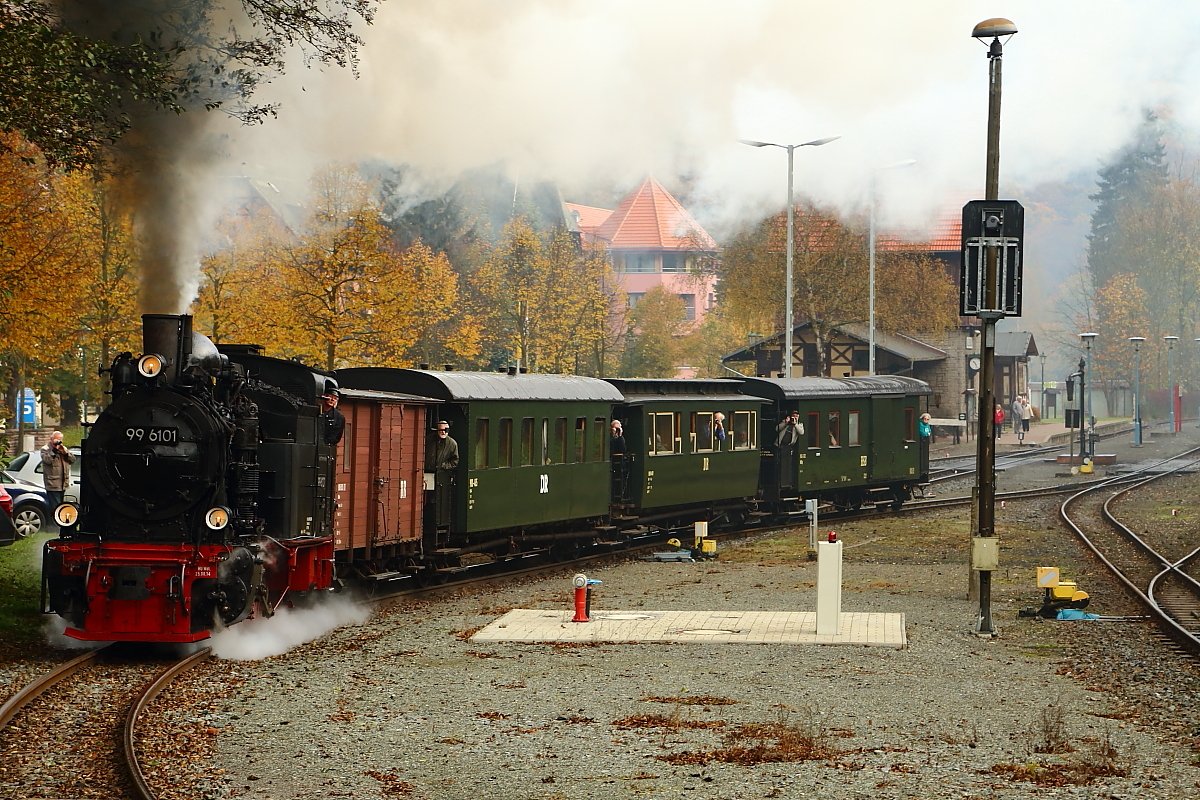 Ausfahrt von 99 6101 mit IG HSB-Sonderzug am 18.10.2014 aus dem Bahnhof Alexisbad. (Bild 2)