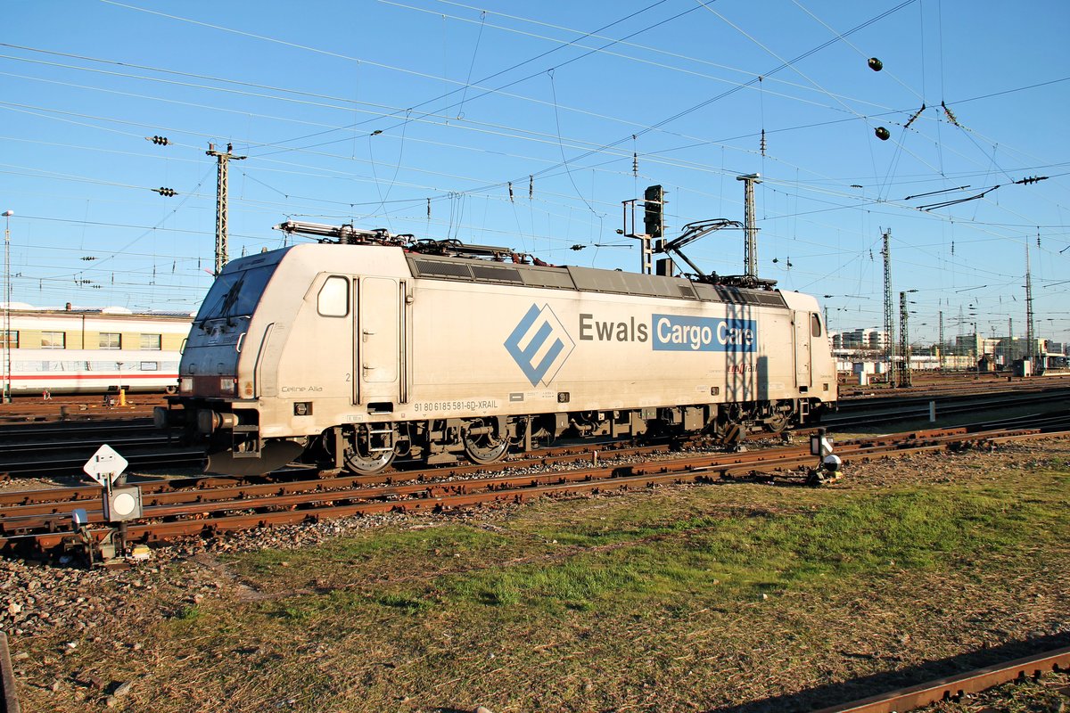 Ausfahrt am 02.12.2015 von Maquarie Rail/Crossrail 185 581-6  Ewals Cargo Care/Celine Alia  aus dem Badischen Bahnhof von Basel, als sie dort außerplanmäßig auf den BLS Cargo Gleisen abgestellt war, in Richtung Basel Bad Rbf.