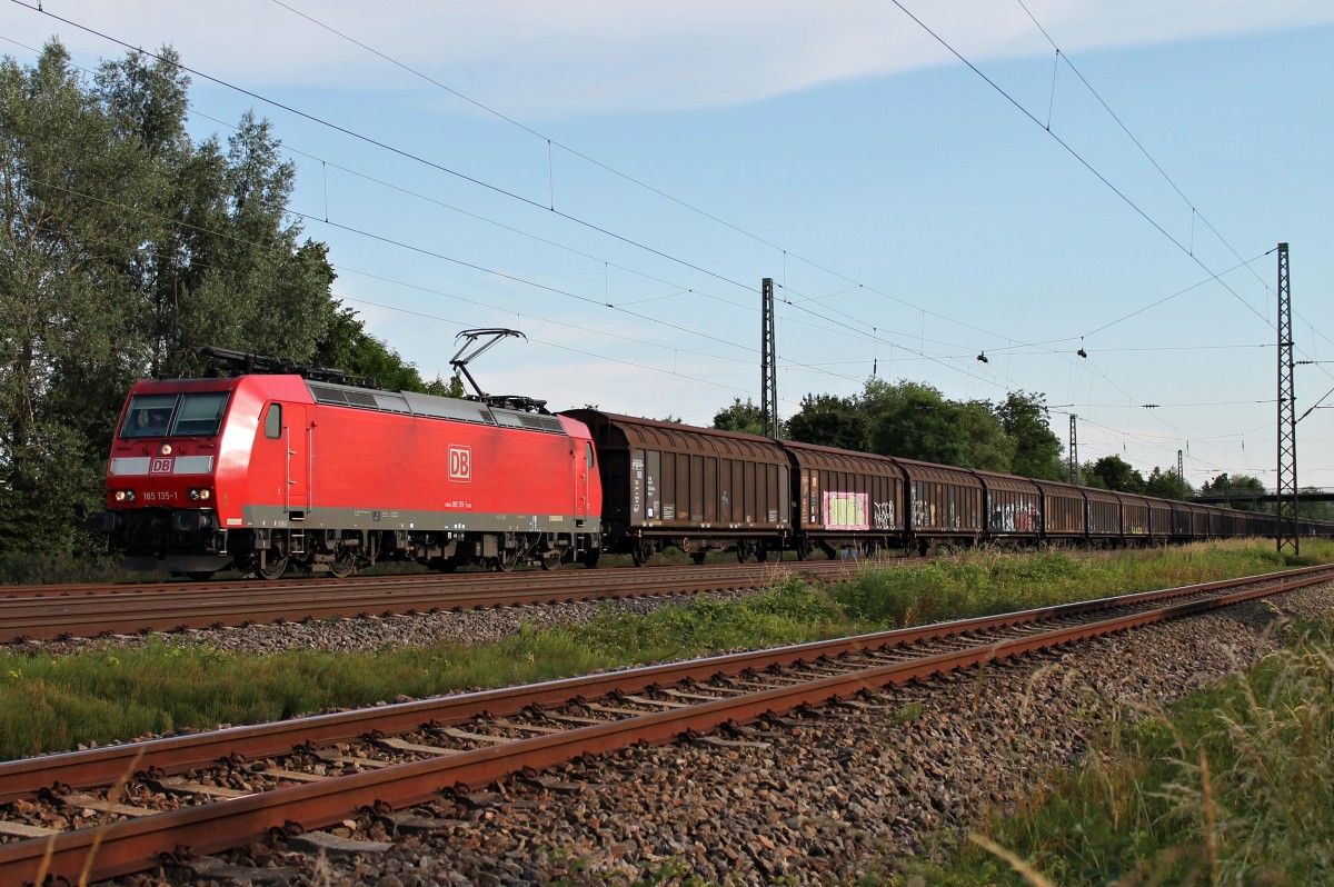 Ausfahrt am 06.06.2014 von DBSC 185 135-1 mit einem Redbull Zug aus Bludenz in Orschweier vom Überholgleis.