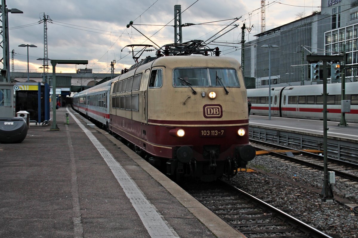 Ausfahrt am 06.11.2015 von 103 113-7 mit dem IC 2316 (Stuttgart Hbf - Mainz Hbf) aus dem Hauptbahnhof von der Landeshauptstadt Baden-Württembergs in Richutng Mannheim.
