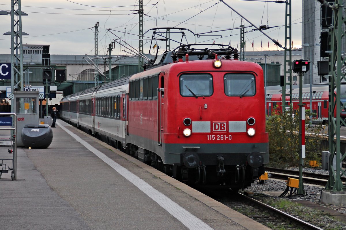 Ausfahrt am 06.11.2015 von 115 261-0 mit einem Gäubahn-InterCity (Stuttgart Hbf - Zürich HB) aus dem Startbahnhof in Richtung Gäu.