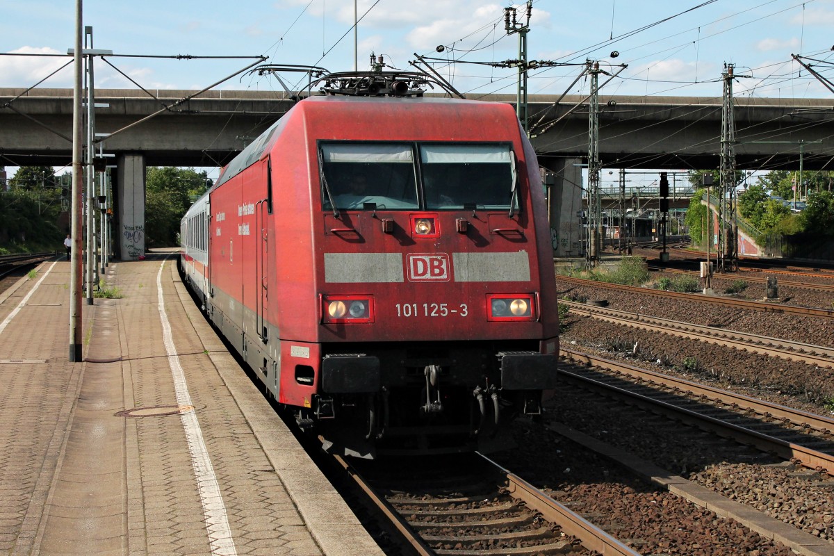 Ausfahrt am 13.08.2014 von 101 125-3 mit einem InterCity gen Süden in Harburg.