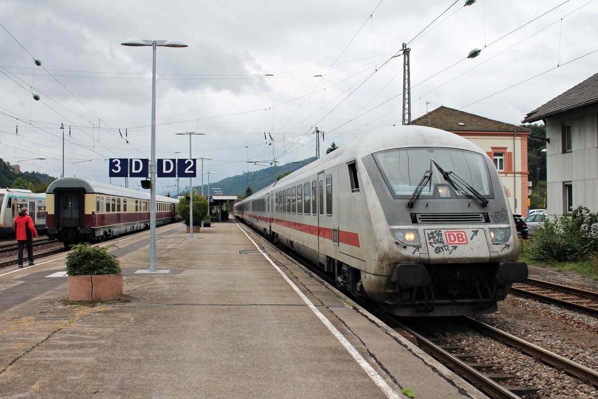 Ausfahrt am 13.09.2014 vom IC-Steuerwagen der Bauart Bpmbdzf 296.1 mit der Nummer D-DB 61 80 80-91 151-3 und der Schublok 101 015-6 als IC 2279 (Stralsund - Konstanz) aus dem Bahnhof von Hausach gen Süden.