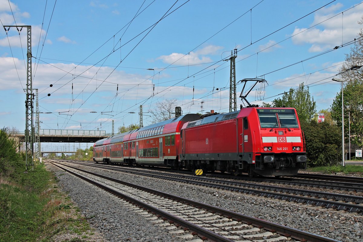 Ausfahrt am 18.04.2015 von 146 201 mit einer RB (Neuenburg (Baden) - Freiburg (Brsg) Hbf) aus dem Bahnhof von Müllheim (Baden) in Richtung Buggingen.