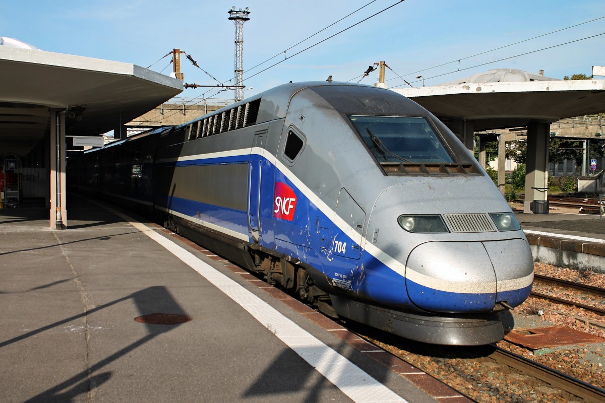 Ausfahrt am 20.08.2014 von TGV Duplex 704 als TGV (Paris Est. - Marseille St.Charles) in Mulhouse Ville gen Süden.